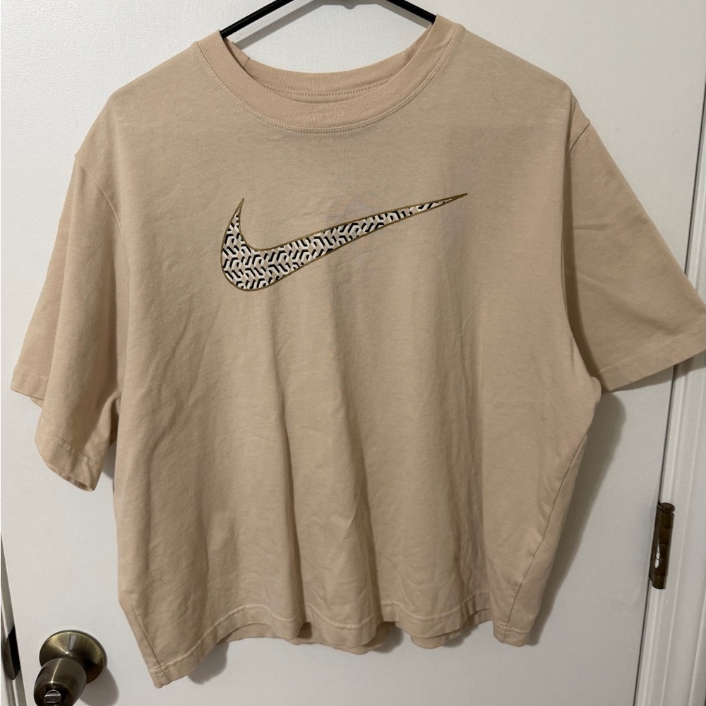 Nike Beige Graphic Swoosh T-Shirt Women’s Large Oversized Gold Detail